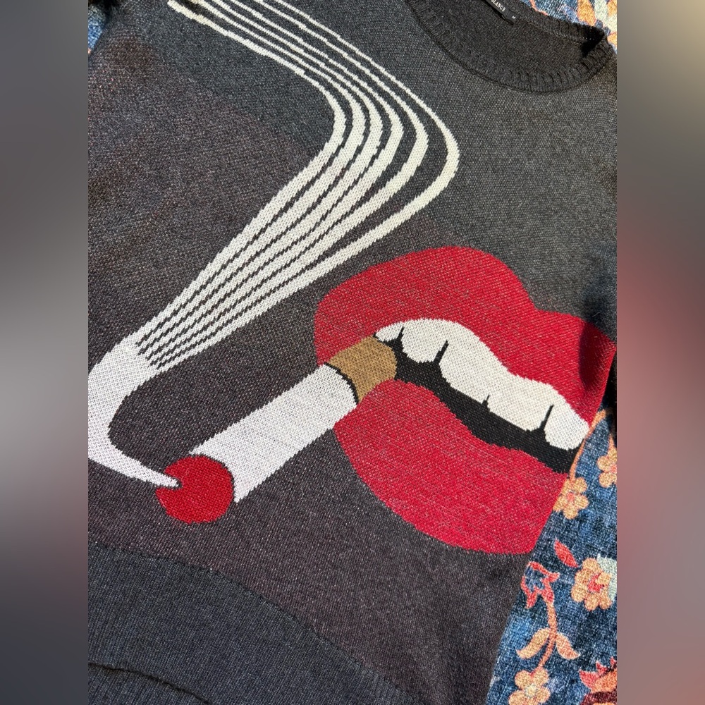 Le Lis Blanc Deux Graphic Sweater - Gray and Red size Medium - Picture 3 of 9